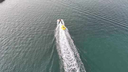 航拍威海高新区金海湾海水浴场快艇大黄鸭视频素材模板下载