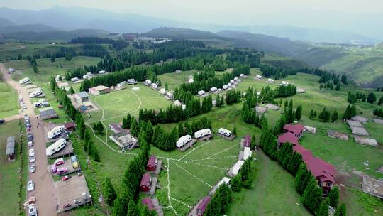 4k航拍乌蒙大草原房车露营基地