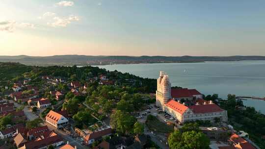 俯瞰匈牙利巴拉顿湖的蒂哈尼村鸟瞰图-日落