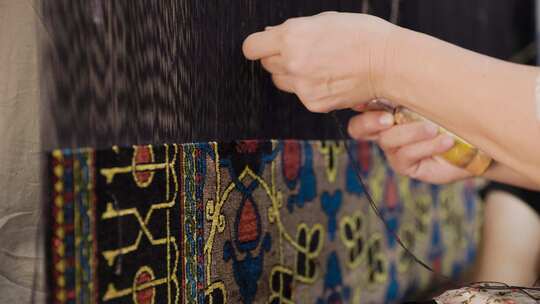 乌兹别克斯坦妇女手织地毯视频素材模板下载