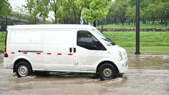 夏天城市路面积水