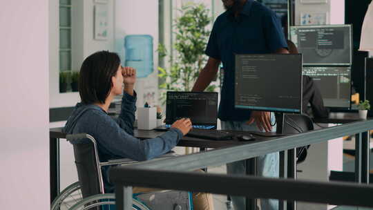 应用程序开发人员在服务器机房办公室与患有慢性障碍的程序员交谈视频素材模板下载