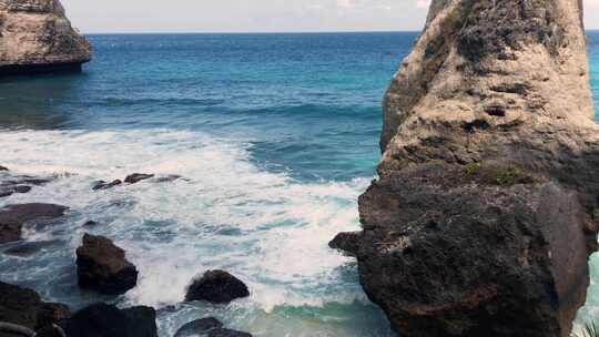 印度尼西亚努沙佩尼达钻石海滩水晶蓝色海水的鸟瞰图