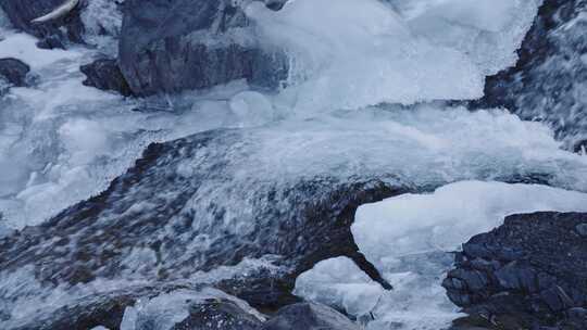 冰雪流水雪融化春天到来