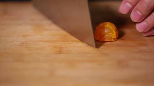 厨师切咸蛋黄视频素材模板下载