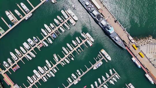 4K航拍青岛水准零点俯拍海港码头游船快艇
