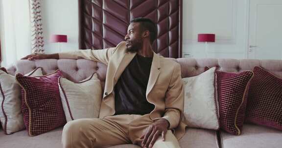 坐在沙发上的男人