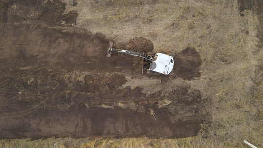 航拍挖掘机在土地上工作