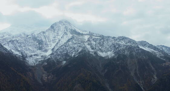 徒步旅行者仰望雪山