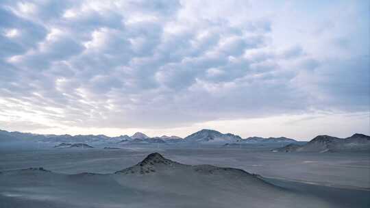 沙漠车队与远山天空景象