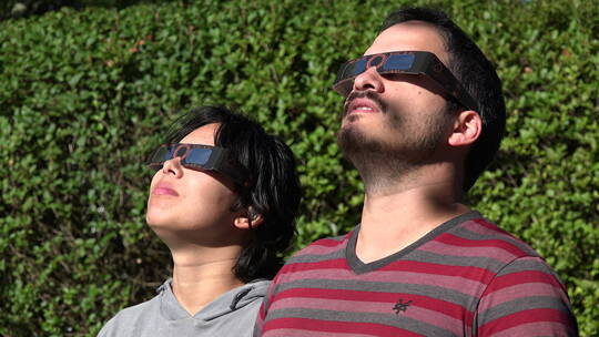 情侣在观看日食现象