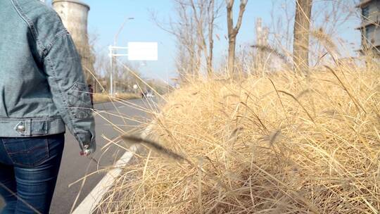 走在北京首钢遗址公园内的女性视频素材模板下载