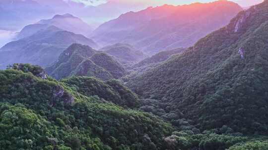 夏季早晨阳光下青山云海长城风光