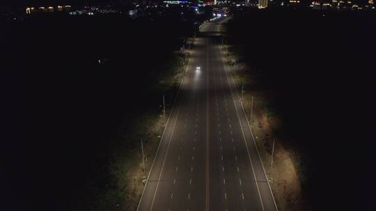 夜晚安静的马路上行驶车辆