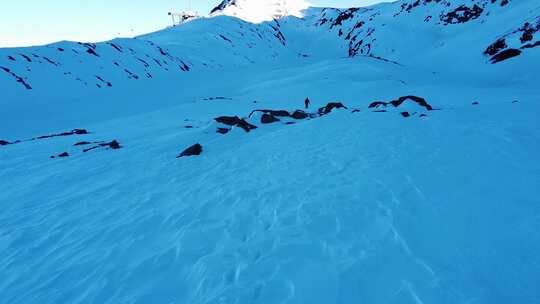 雪山上徒步旅行者的无人机视频