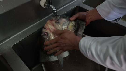 厨师洗鱼炸鱼视频素材模板下载