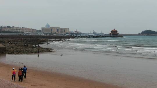 航拍大海沙滩海浪浪花