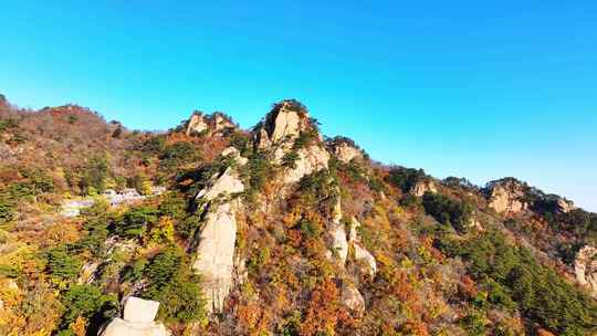 航拍秋天的千山山峰石崖