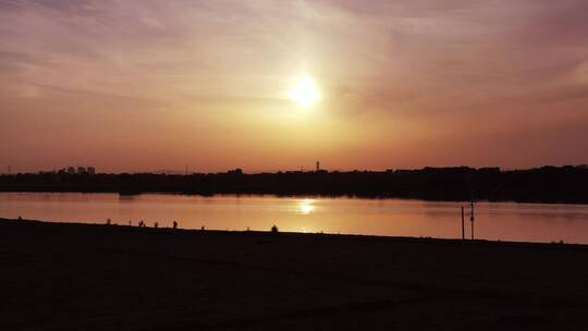 实拍夕阳西下的江边