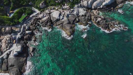 航拍三亚蜈支洲岛海浪碧绿海水礁石游艇沙滩