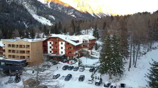 冬季景色环绕的阿尔卑斯山酒店。Falke