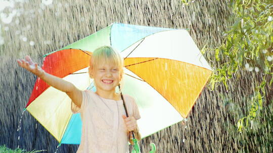 女孩打着雨伞感受春雨视频素材模板下载