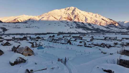 新疆阿勒泰禾木冬季日出震撼航拍风景