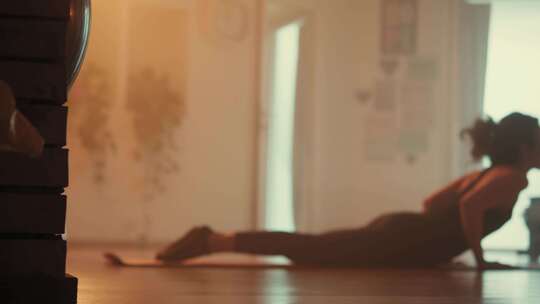 女人在地板上伸展瑜伽姿势