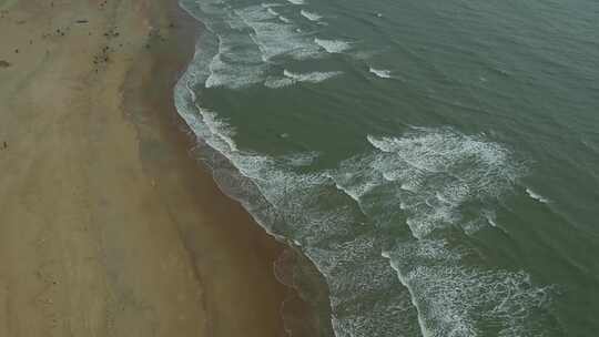 广东雷州海边海浪沙滩