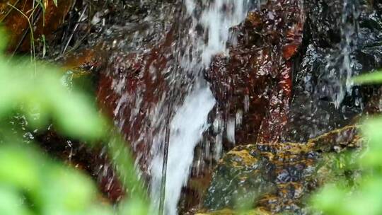 水从岩石上滚落的质地