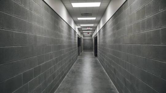 地下室内空旷的走廊视频素材模板下载