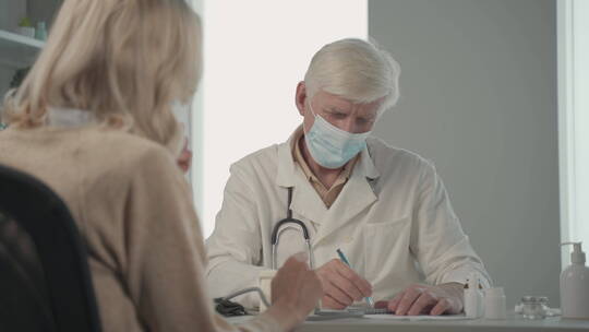 给女人看病的医生