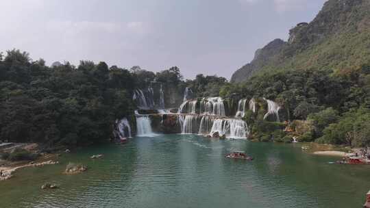 德天瀑布全景，水流湍急壮观景色