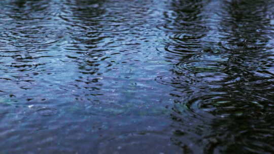雨滴落在清澈的水面