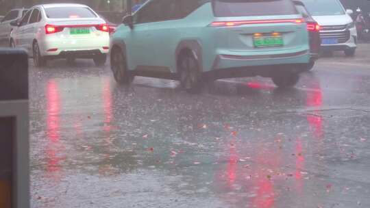 城市下暴雨下雨天雨季汽车人流街道街头街景