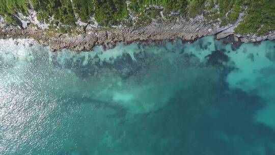 航拍俯视蓝色大海海岸线风景旅游景点自驾游