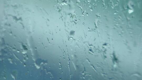 窗户上雨水滑落