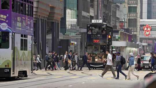 香港狭窄街头的车流人流密集交通
