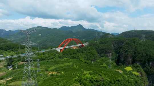 山区红色桥梁与输电塔景观