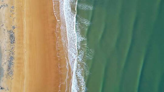 俯瞰金色沙滩白色海浪航拍视频