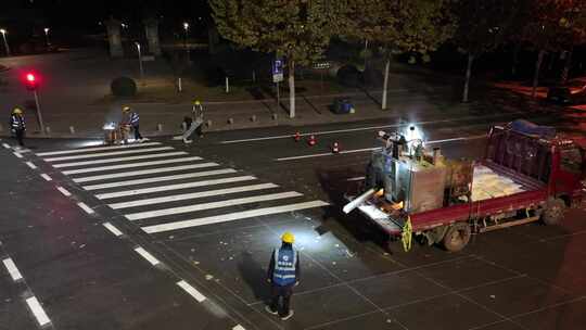 城市夜晚道路抢修过年路面翻修夜晚加班航拍