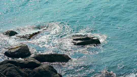 海南早晨海岛日出大海海浪拍打礁石