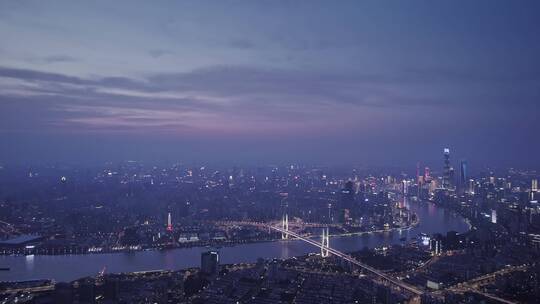 黄浦江畔的夜景