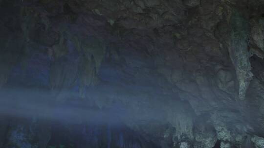 山洞凝结水雾朦胧仙洞