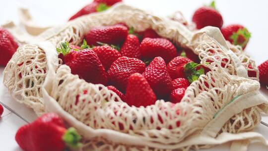 草莓放在餐桌上