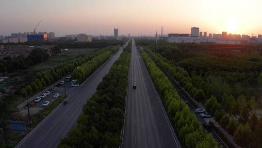 城市道路夕阳