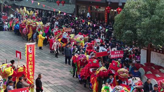 湖南湘西吉首市德夯苗寨春节新年舞狮航拍