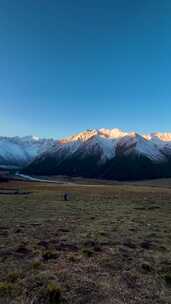 竖屏新疆夏塔雪山日照金山徒步露营自然风景