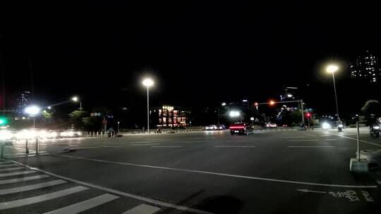 城市夜间车流人流的延时摄影