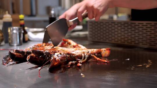 实拍美女厨师制作铁板烧波士顿龙虾
